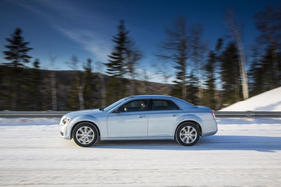  Chrysler 300C Glacier Edition 2013 года  (фото 20 из 31)